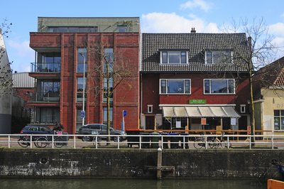 900133 Gezicht op het panden Oosterkade 23-25 te Utrecht, met rechts restaurant Broei (Oosterkade 24) en links het ...